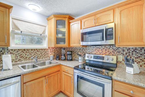 Peaceful and Pet-Friendly Retreat in Elizabethton! in Elizabethton, USA