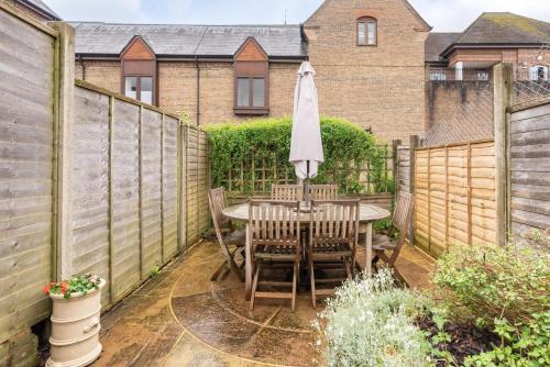 حديقة, Quaint 3 bed Cottage in central Dorking with parking in دوركينج