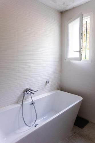 Fürdőszoba, Aux coquelicots sauvages near Nantes Atlantique repülőtér