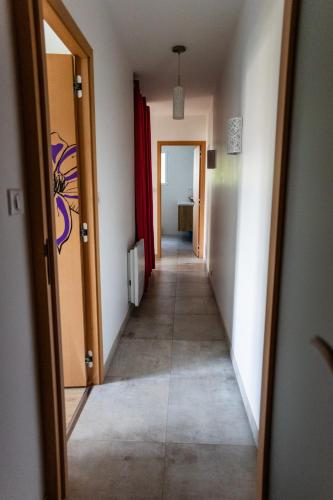 Előcsarnok, Aux coquelicots sauvages near Nantes Atlantique repülőtér