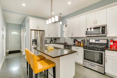 Chic Chicago Getaway with Deck, 7 Mi to Downtown! in Chicago, USA
