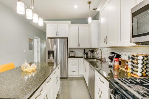 Chic Chicago Getaway with Deck, 7 Mi to Downtown! in Chicago, USA