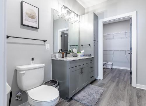 Spacious Apartment Minutes to Downtown Nashville! Perfect For Extended Stays! Free Parking, Pet-Friendly, High-Speed Wi-Fi! in Nashville, USA