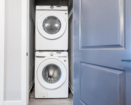 Spacious Apartment Minutes to Downtown Nashville! Perfect For Extended Stays! Free Parking, Pet-Friendly, High-Speed Wi-Fi! in Nashville, USA