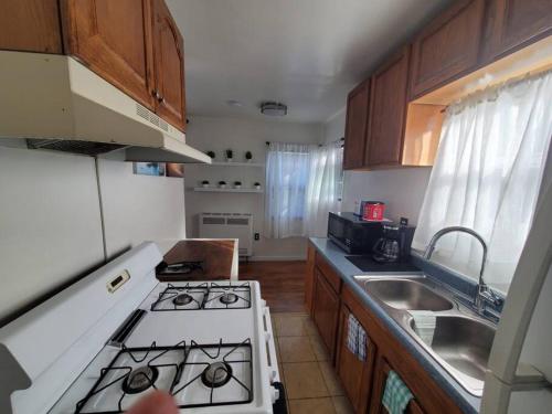 Hollywood - Budget Private Quiet 2nd Flr 1BR and 1BA in Los Angeles, USA