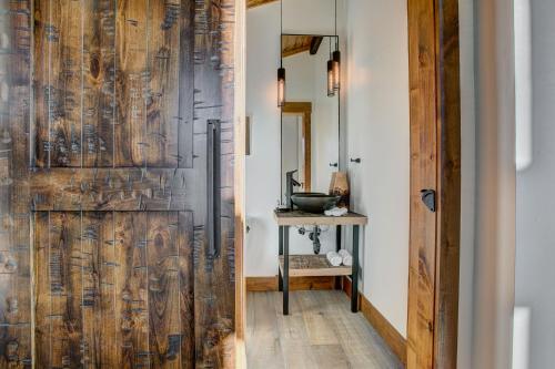 New Log cabin The Bears Den - 2 bedrooms loft 2.5 bath jacuzzi & Fireplace - image 8
