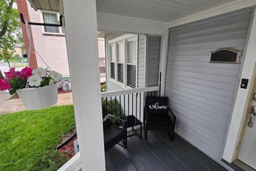 Burrell Bay - Upscale 2-Queen Bedroom Lower Unit in Cudahy, USA