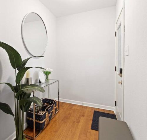 Burrell Bay - Upscale 2-Queen Bedroom Lower Unit in Cudahy, USA