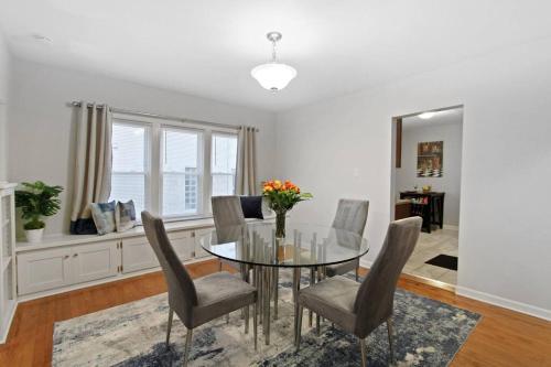 Burrell Bay - Upscale 2-Queen Bedroom Lower Unit in Cudahy, USA