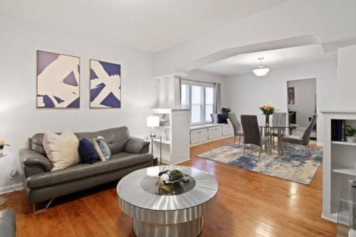 Burrell Bay - Upscale 2-Queen Bedroom Lower Unit in Cudahy, USA
