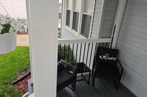 Burrell Bay - Upscale 2-Queen Bedroom Lower Unit in Cudahy, USA