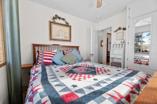 Cozy Bear Cottage - Walk to Lake & Village! in Big Bear Lake, USA