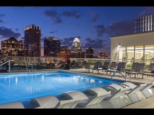 Luxury Condo on Rainey Street - Walk to Lake and City Center