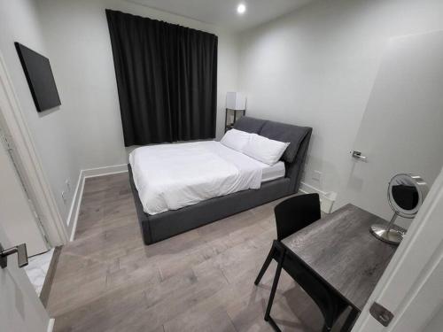 Social House with King bed with 2 car garage parking! in Oak Cliff, USA