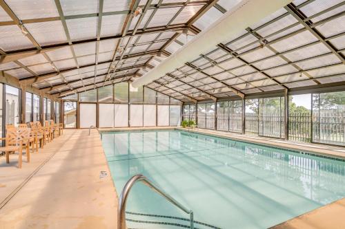 Branson Getaway with Pool Access Less Than 4 Mi to 76 Strip! in Branson, USA