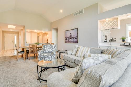 Branson Getaway with Pool Access Less Than 4 Mi to 76 Strip! in Branson, USA