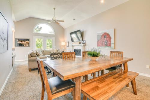 Branson Getaway with Pool Access Less Than 4 Mi to 76 Strip! in Branson, USA