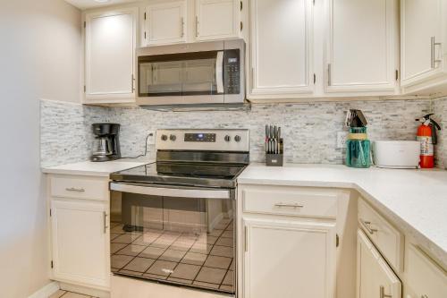 Branson Getaway with Pool Access Less Than 4 Mi to 76 Strip! in Branson, USA