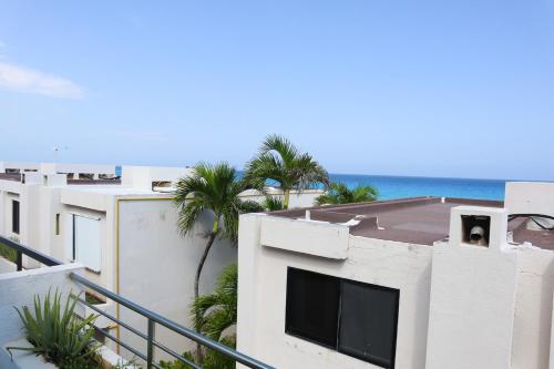 Condo with Balcony & Partial Ocean View at Marlin, Cancún (photo 2)