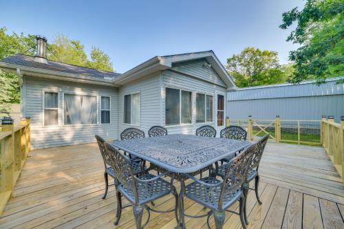 Quiet Family Home with Yard Less Than 1 Mi to Houghton Lake! in Houghton Lake, USA