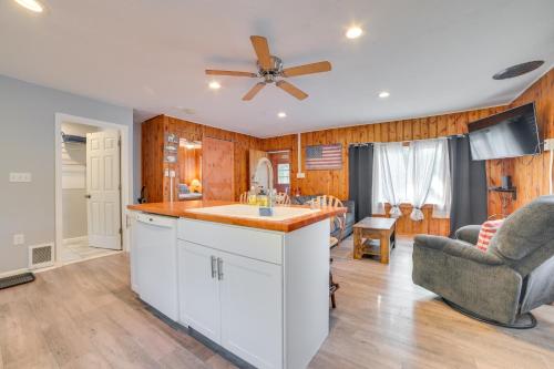 Quiet Family Home with Yard Less Than 1 Mi to Houghton Lake! in Houghton Lake, USA