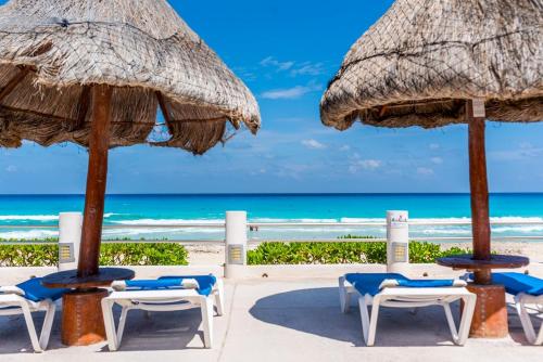 2 Bedrooms, Ocean View Balcony in Cancún, Mexico