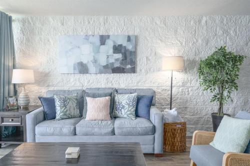 Direct Oceanfront—Fully remodeled—Sleeps 6 - Tap to explore photos