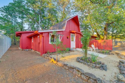 Grants Pass Cottage about 8 Mi to Rogue River! Grants Pass Cottage about 8 Mi to Rogue River!