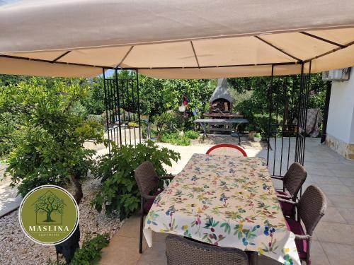 餐廳, Apartments Maslina in 斯通