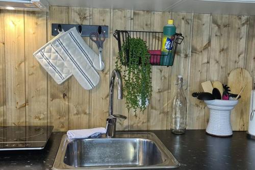 Koselig loftsleilighet sentrumsnært in โมสโยน