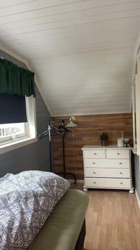Koselig loftsleilighet sentrumsnært in โมสโยน