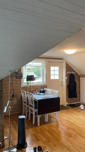 Koselig loftsleilighet sentrumsnært in โมสโยน