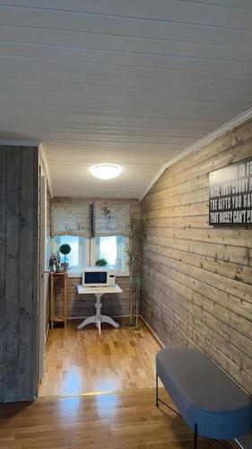 Koselig loftsleilighet sentrumsnært in โมสโยน