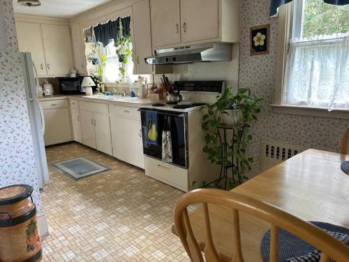 Peaceful Getaway by Buttonwood Park full amenities Peaceful Getaway by Buttonwood Park full amenities