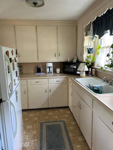 Peaceful Getaway by Buttonwood Park full amenities Peaceful Getaway by Buttonwood Park full amenities