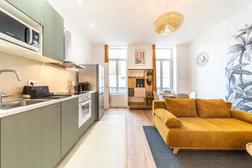 مطبخ, Le Marietton appartement cosy à deux pas du métro Valmy (Le Marietton appartement cosy a deux pas du metro Valmy) in 9e arrondissement