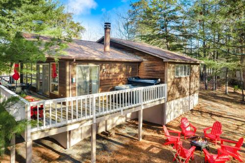 Hot Tub, Fire Pit, Grill, Deck w Resort Amenities in Hedgesville, USA
