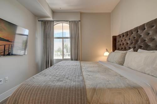 Penthouse One Bedroom Garden View Condo by UCLA