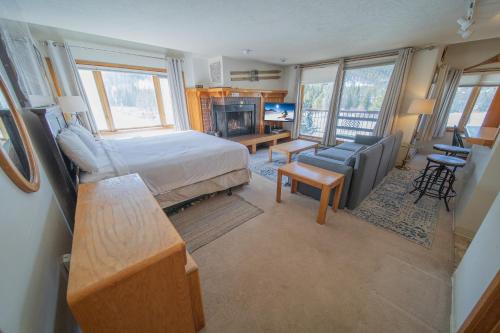 Studio Apartment with Balcony