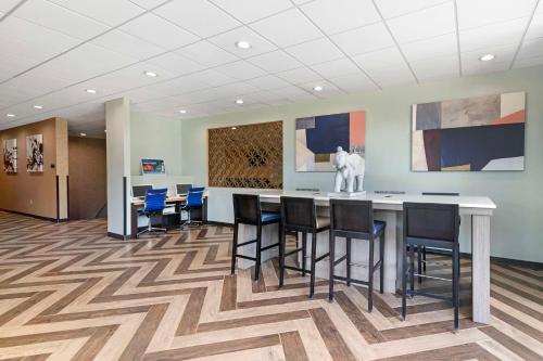 Best Western Plus Landmark Inn in Laconia, USA