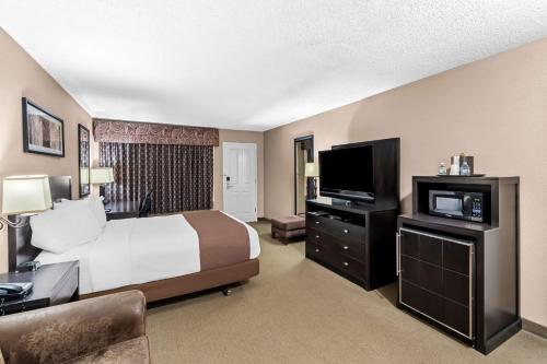 C'mon Inn Room Type - Queen Room with Sofa Bed and Walk-In Shower - Disability Access/Non-Smoking
