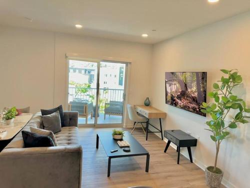Corner 2 Bedroom 2 Bath Condo - Balcony - Parking, Los Ángeles (foto 2)