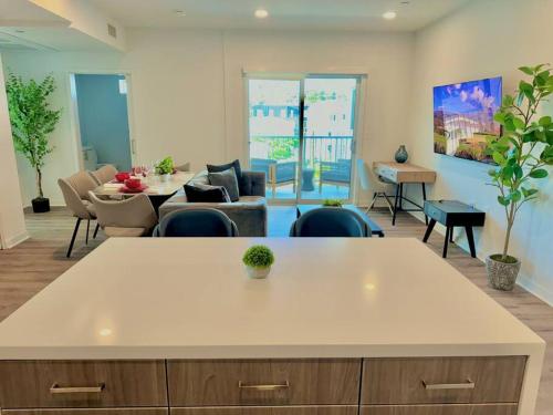 Corner 2 Bedroom 2 Bath Condo - Balcony - Parking, Los Ángeles (foto 6)