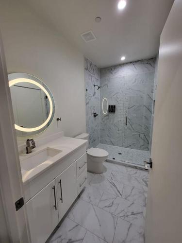 Social House with Downtown View Terrace & King bed & 2-car garage parking! in Dallas, USA