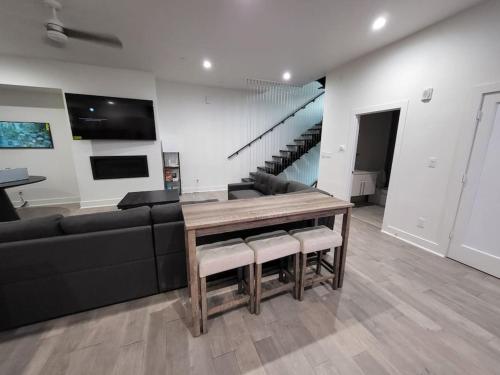 Social House with Downtown View Terrace & King bed & 2-car garage parking! in Dallas, USA
