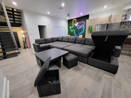 Social House with Downtown View Terrace & King bed & 2-car garage parking! in Dallas, USA