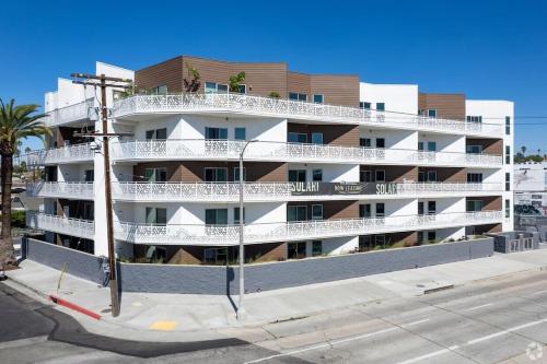 Designer Silver Lake Stylish One Bedroom with Parking thumb 2