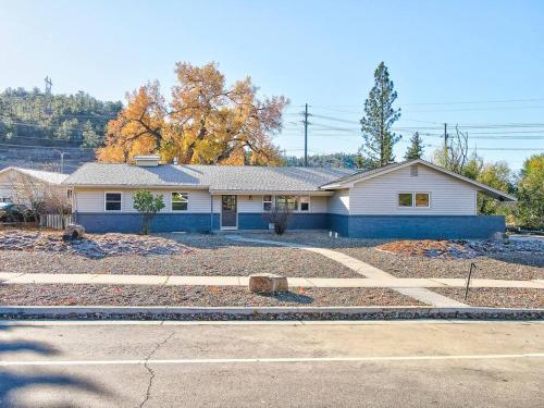 Large Pet-Friendly Sleeps 10 Near Palmer Park in Papeton, USA