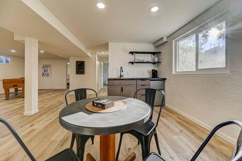 Large Pet-Friendly Sleeps 10 Near Palmer Park in Papeton, USA