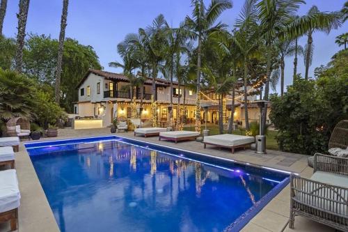 Prestigious BH Spanish Villa with Pool, Jacuzzi, BBQ in Los Angeles, USA